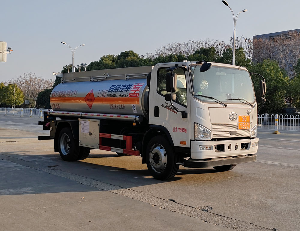 專威牌HTW5121GYYCAC6運油車