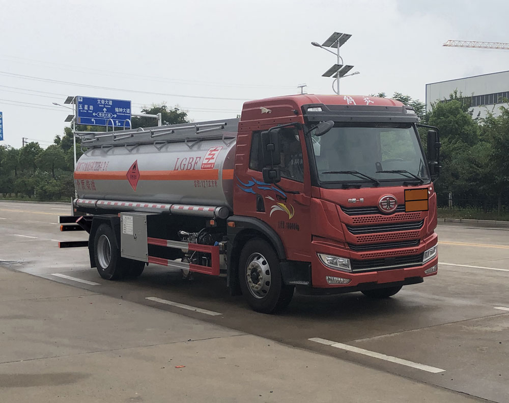 專威牌HTW5185GYYC6C運油車
