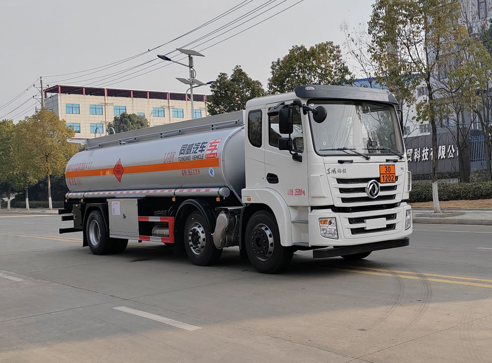 專威牌HTW5267GYYE6C運油車