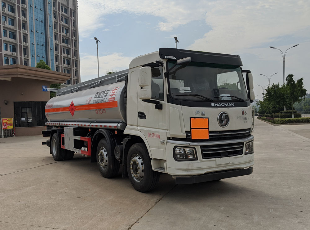 專威牌HTW5261GYYS6C運油車