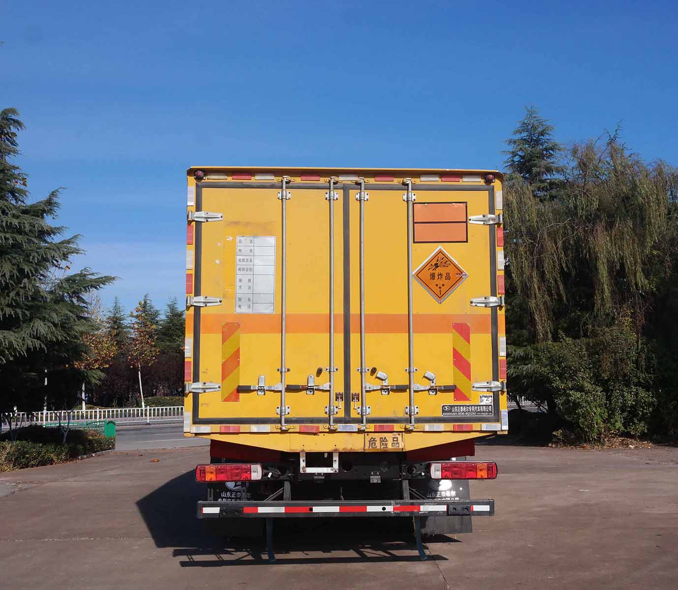 春星牌ZZT5182XQY-6爆破器材運(yùn)輸車公告圖片