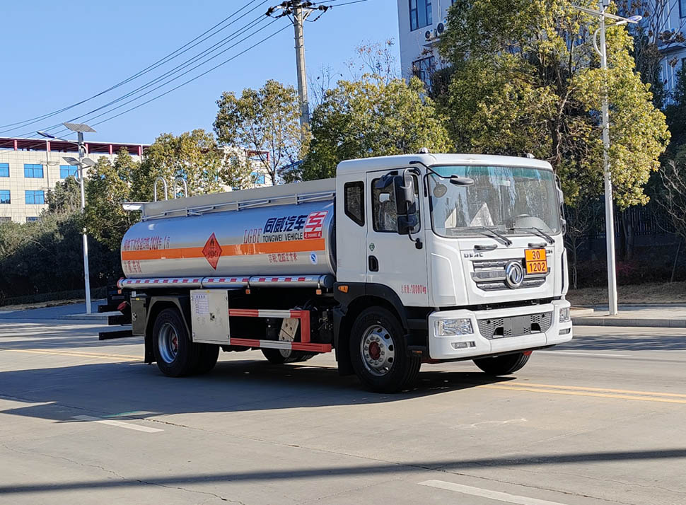 專威牌HTW5180GYYEC6運油車