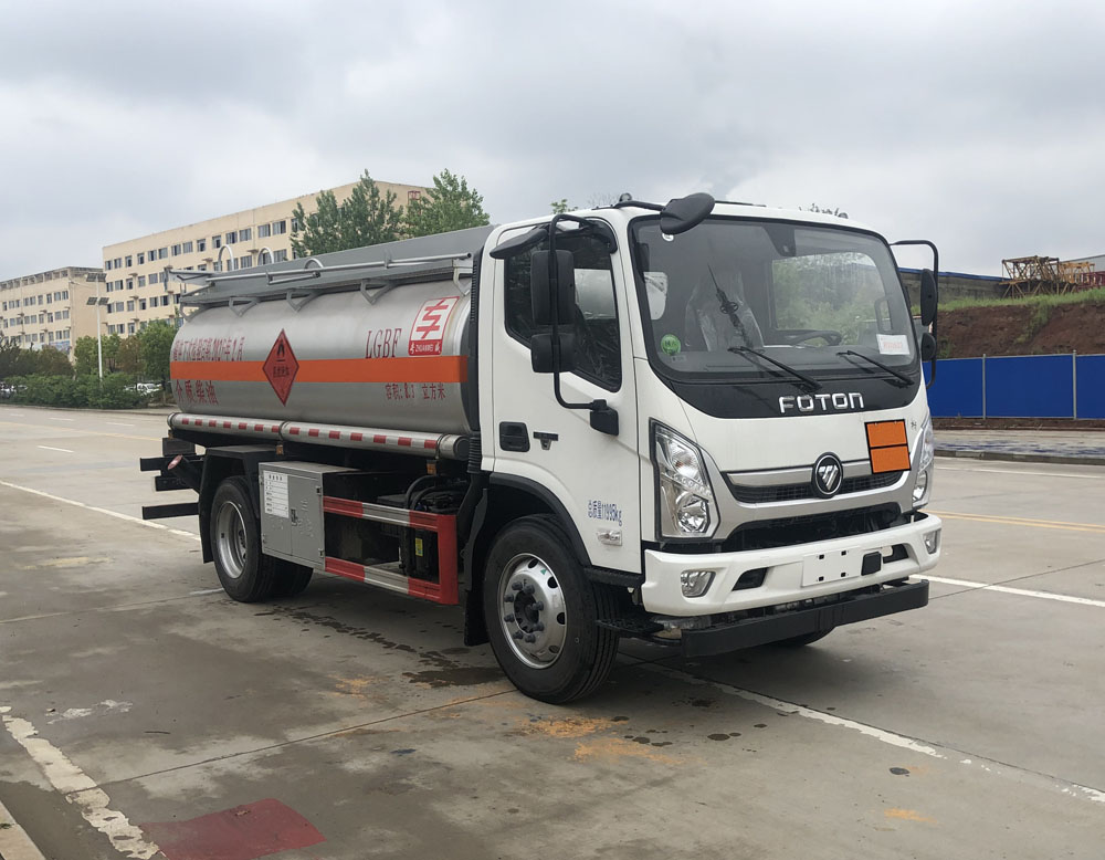 專威牌HTW5121GJYBC6加油車