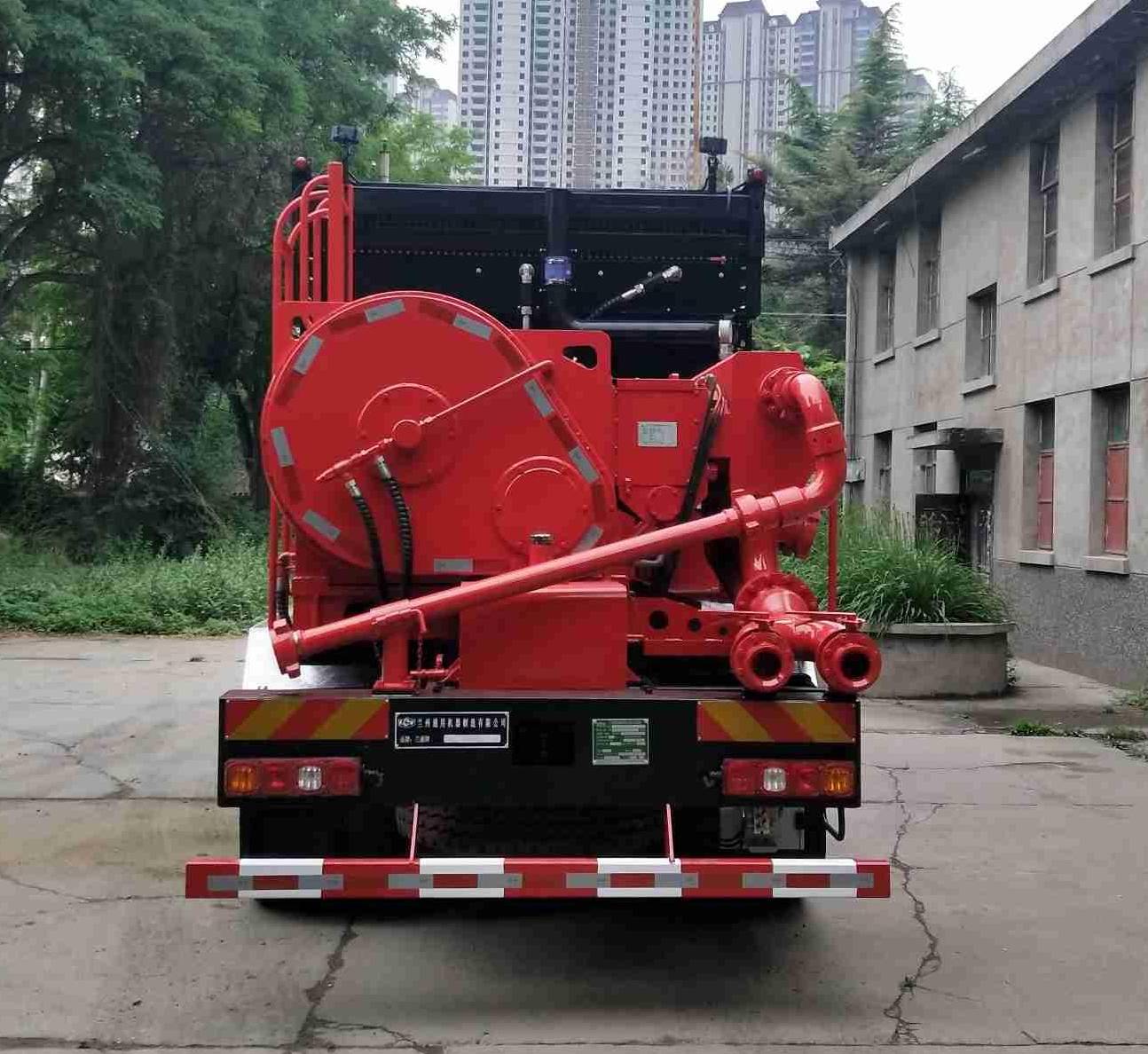 蘭通牌LTJ5370TYL250壓裂車公告圖片