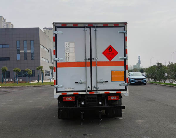 楚勝牌CSC5088XRQBK6易燃?xì)怏w廂式運(yùn)輸車公告圖片