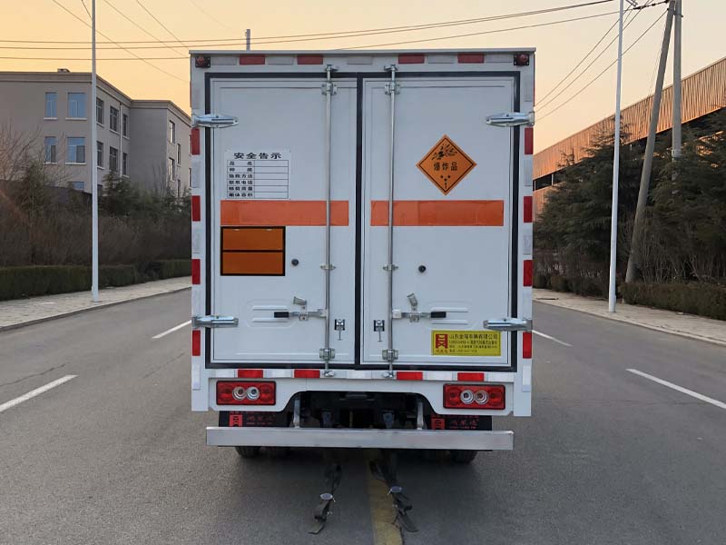 鴻星達牌SJR5041XQY-6FK爆破器材運輸車公告圖片