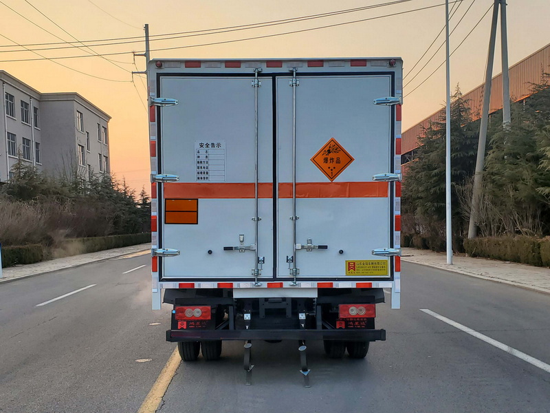 鴻星達(dá)牌SJR5080XQY-6FK爆破器材運(yùn)輸車公告圖片