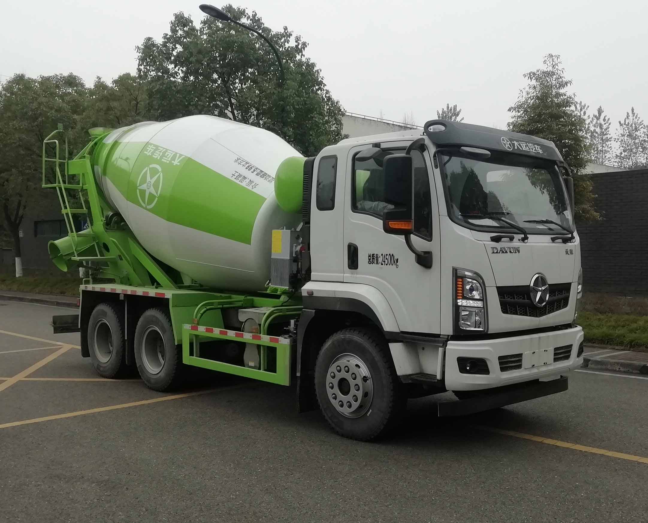 大運(yùn)牌DYQ5243GJBD6DB混凝土攪拌運(yùn)輸車