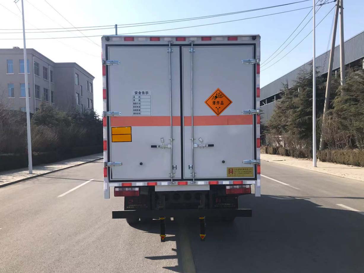 鴻星達(dá)牌SJR5121XQY-6CA爆破器材運(yùn)輸車公告圖片