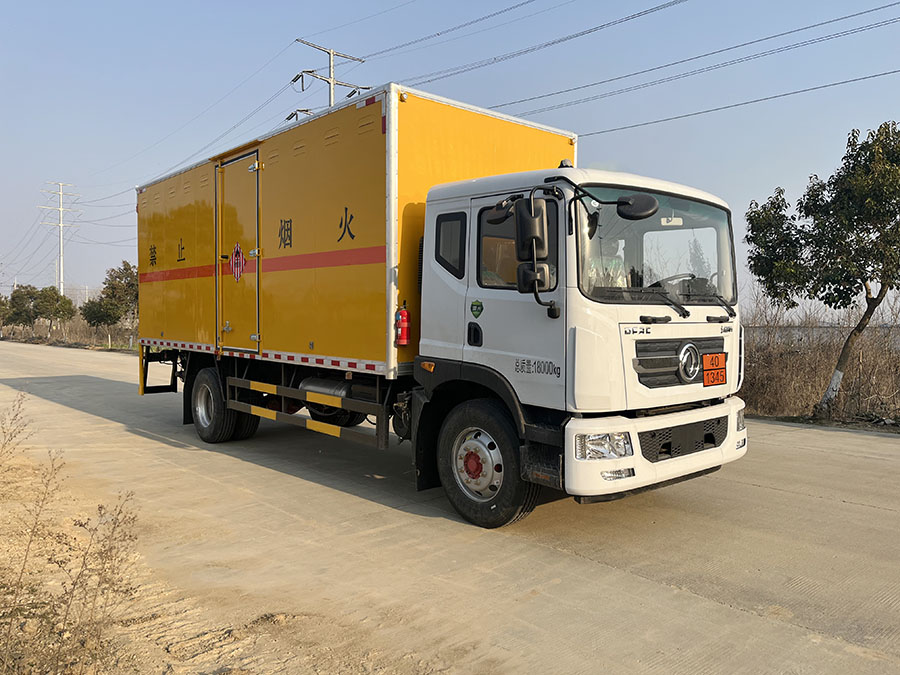 大力牌DLQ5182XRGEQ6易燃固體廂式運輸車