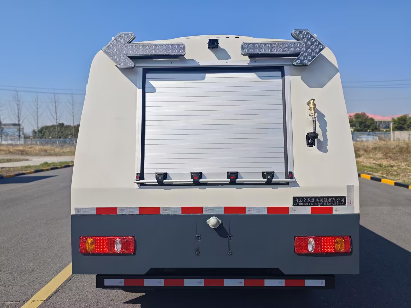 創(chuàng)維牌NJL5040TYHBEV2純電動(dòng)路面養(yǎng)護(hù)車公告圖片