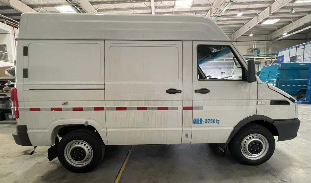 依維柯牌NJ5046XXYQ2A廂式運(yùn)輸車公告圖片