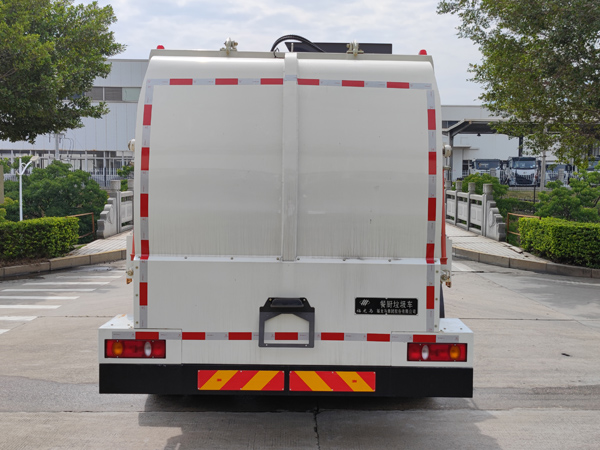 福龍馬牌FLM5182TCADF6餐廚垃圾車(chē)公告圖片