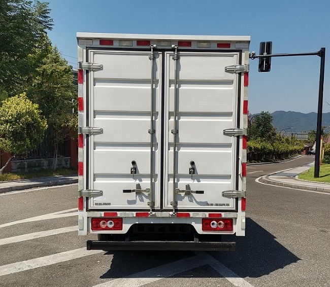 福田牌BJ5044XXY8JA5-AA2廂式運(yùn)輸車公告圖片