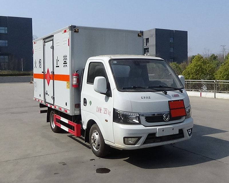 程力牌CL5030XRY6BXW易燃液體廂式運(yùn)輸車(chē)