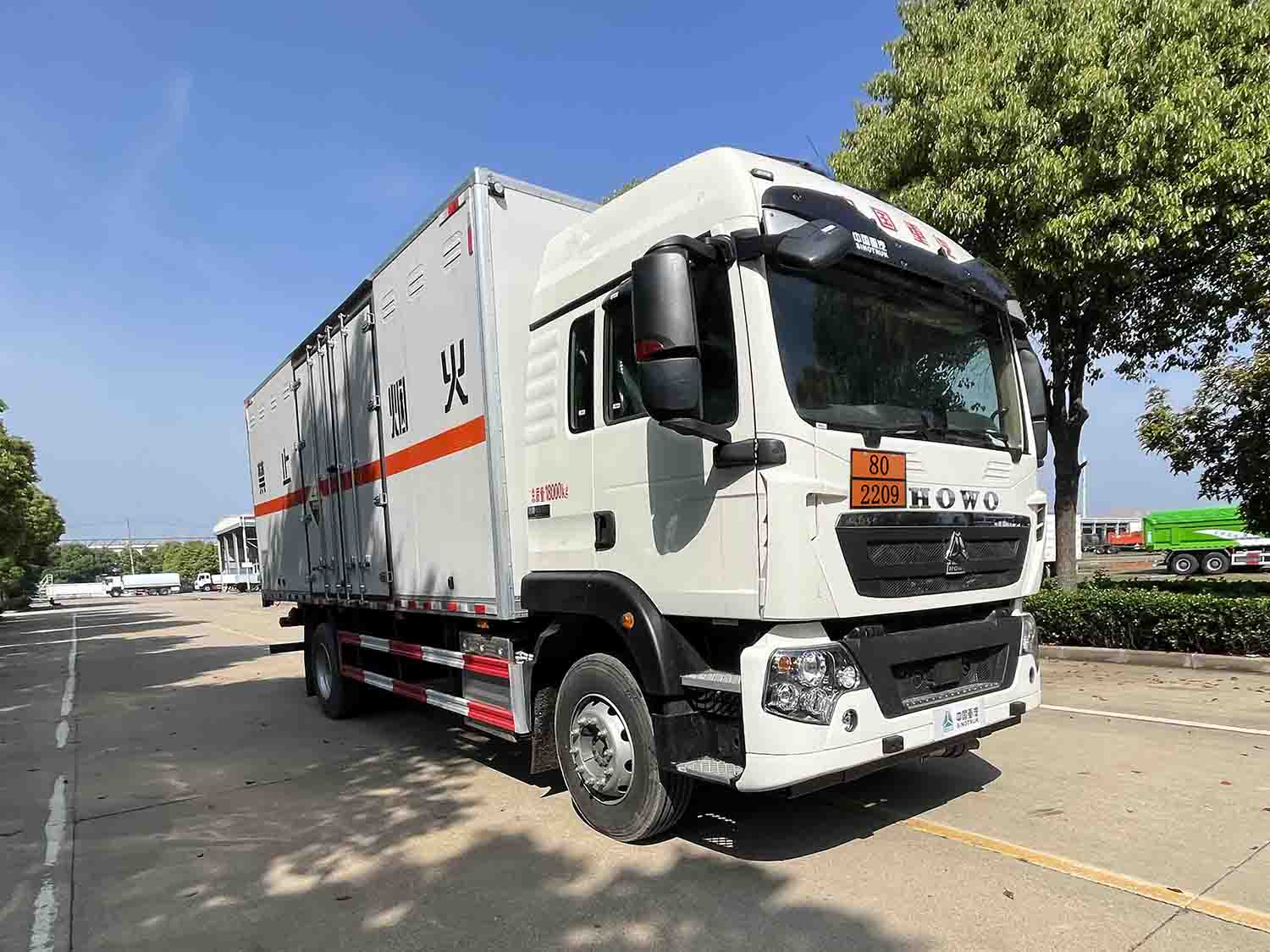 華威馳樂牌SGZ5180XFWZZ6T5腐蝕性物品廂式運(yùn)輸車