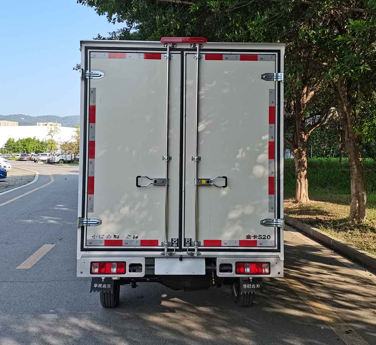 金杯牌JKC5022XXYD6L6廂式運(yùn)輸車公告圖片