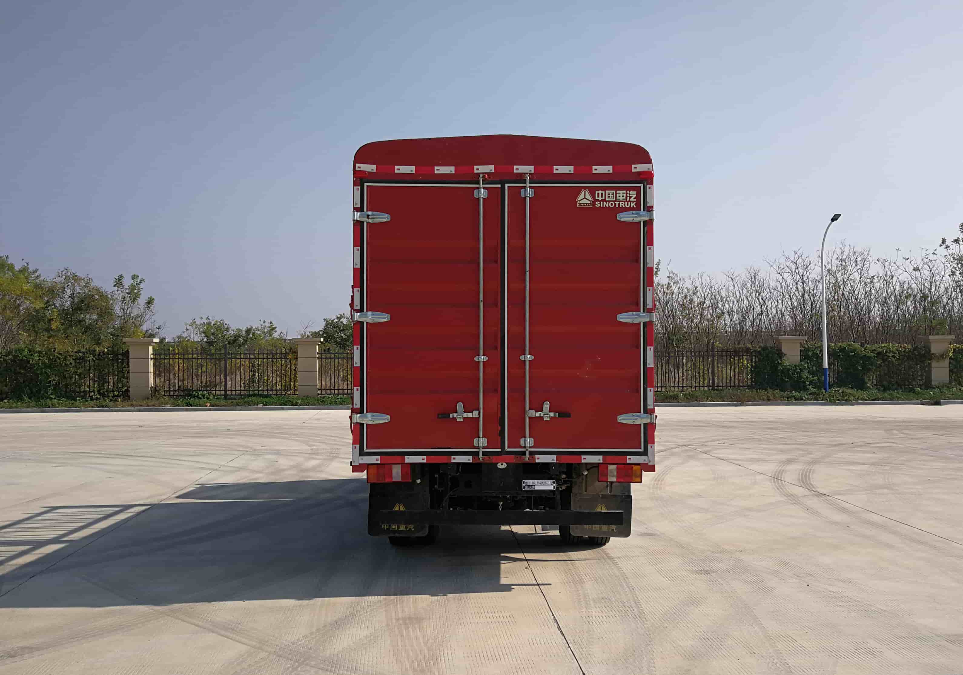 豪沃牌ZZ5047CCYG3315F144倉柵式運(yùn)輸車公告圖片