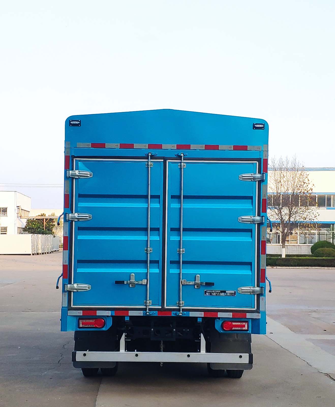 飛碟牌FD5042CCYW68BEV-1純電動(dòng)倉(cāng)柵式運(yùn)輸車(chē)公告圖片