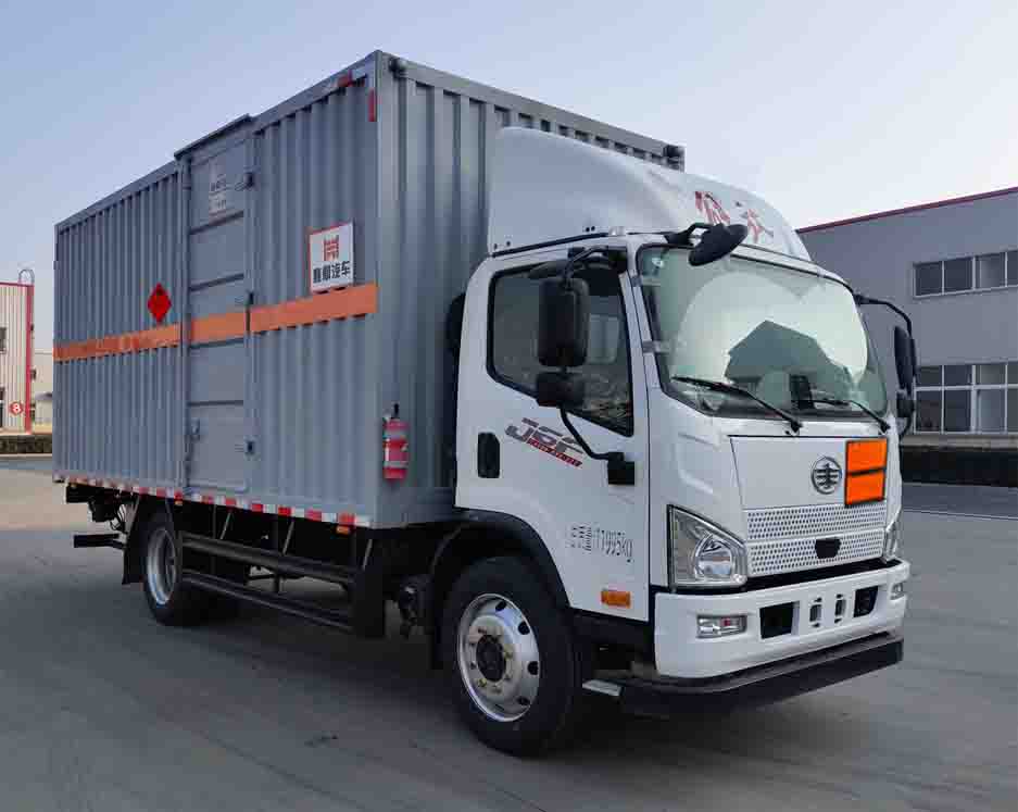 襄鑫鼎牌XDV5121XRQCA6易燃?xì)怏w廂式運(yùn)輸車