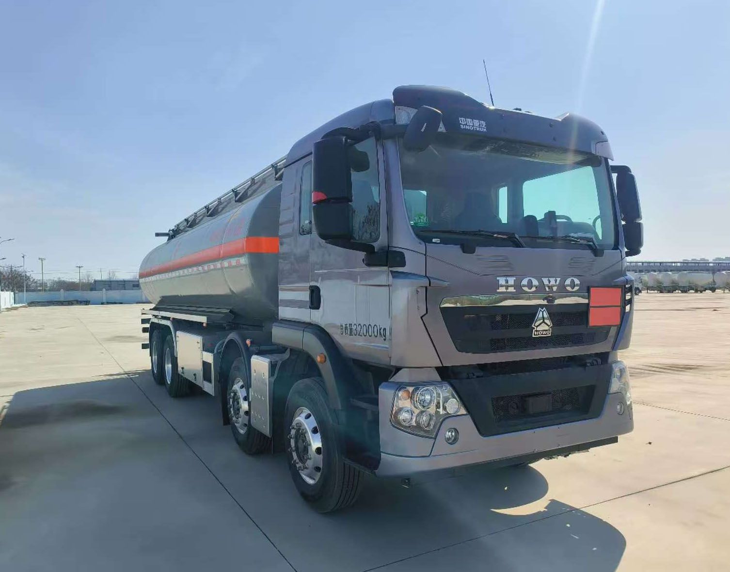 亞特重工牌HNV5320GRY28易燃液體罐式運(yùn)輸車(chē)