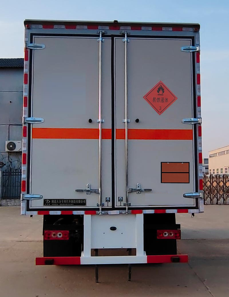 大力牌DLQ5122XRYBJ6易燃液體廂式運(yùn)輸車(chē)公告圖片