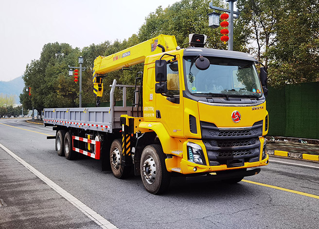 三龍龍江牌CZW5310JSQE6隨車起重運(yùn)輸車