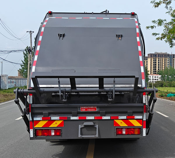 布隆牌LLL5180ZYSZ6壓縮式垃圾車公告圖片