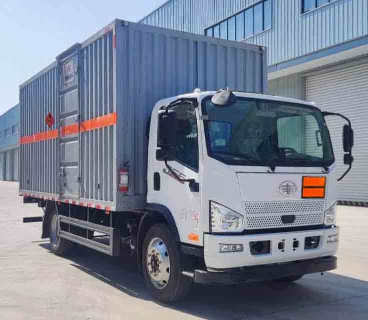 襄鑫鼎牌XDV5121XRYCA6易燃液體廂式運(yùn)輸車