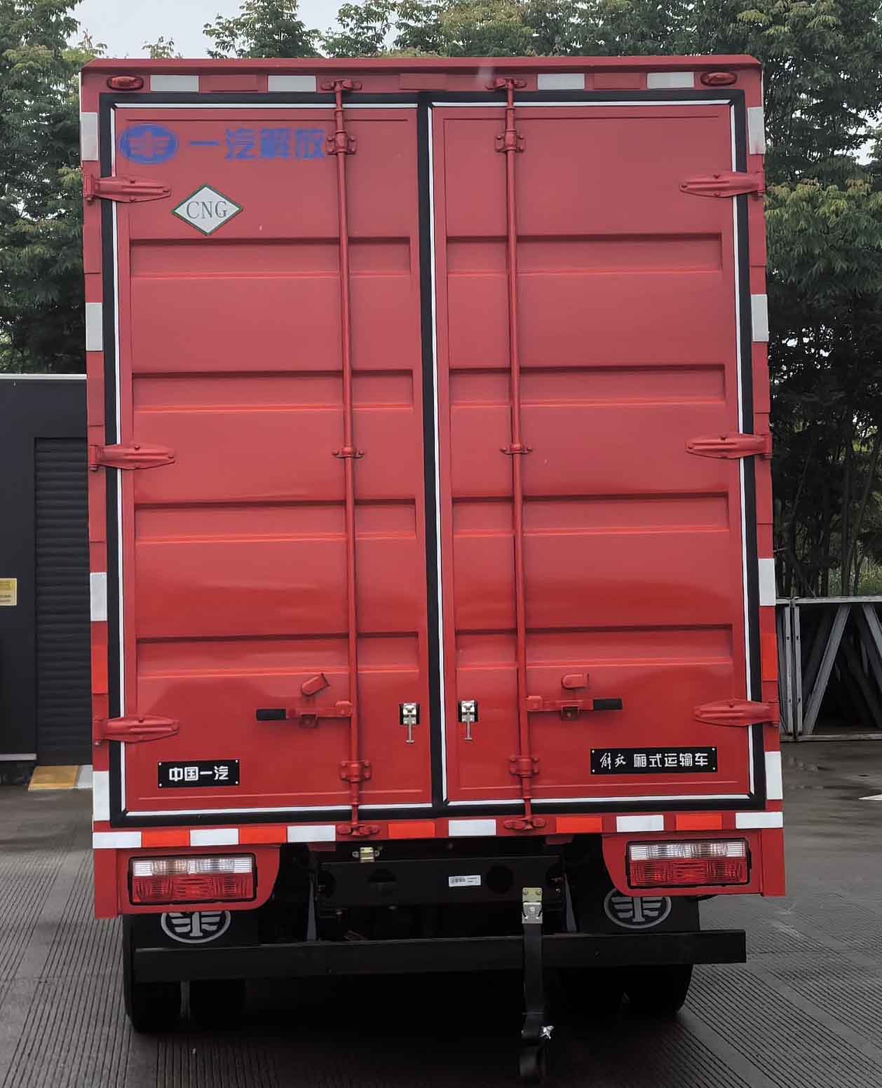 解放牌CA5041XXYP40M02L1NE6A84廂式運(yùn)輸車公告圖片