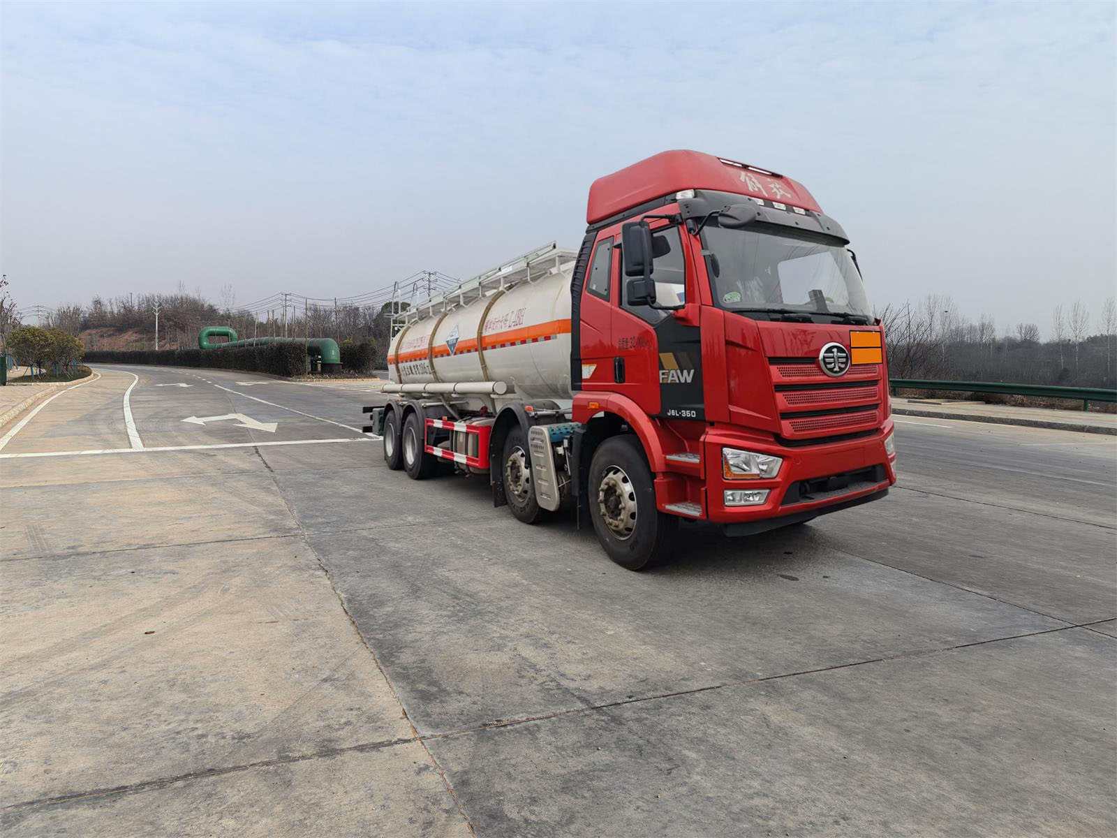 YFY5321GFWC6型腐蝕性物品罐式運(yùn)輸車圖片