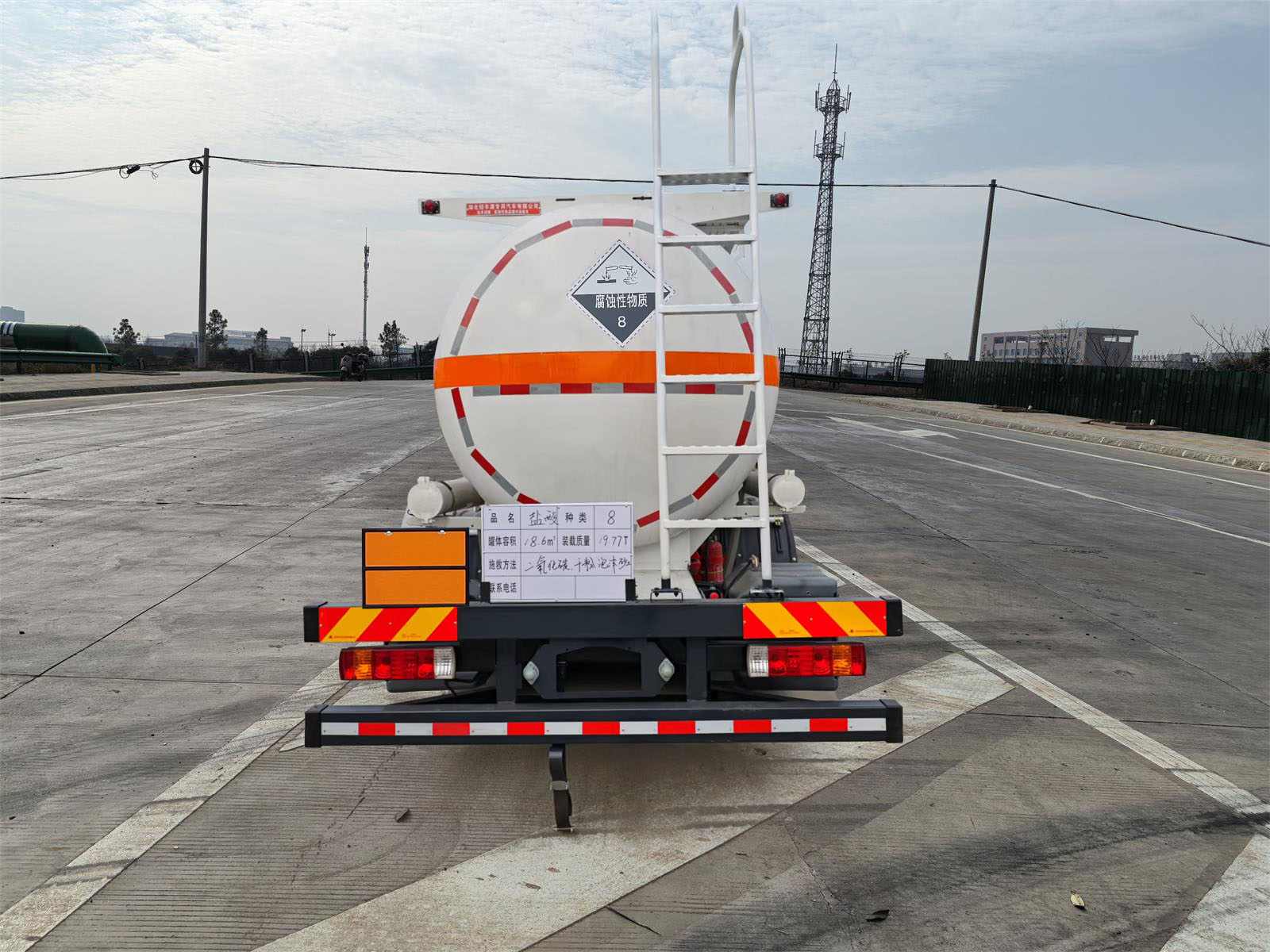 鈺豐源牌YFY5321GFWC6腐蝕性物品罐式運輸車公告圖片