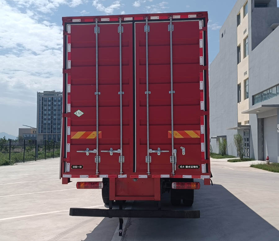 解放牌CA5182XXYP28K8L7NE6A90廂式運(yùn)輸車(chē)公告圖片