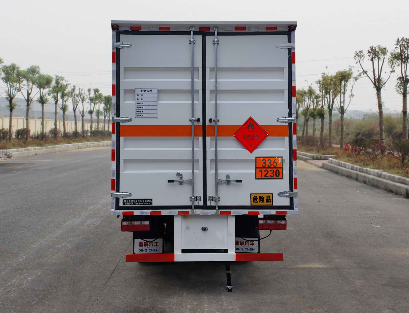 鼎宸騰興牌DCZ5120XRYCA6易燃液體廂式運(yùn)輸車(chē)公告圖片