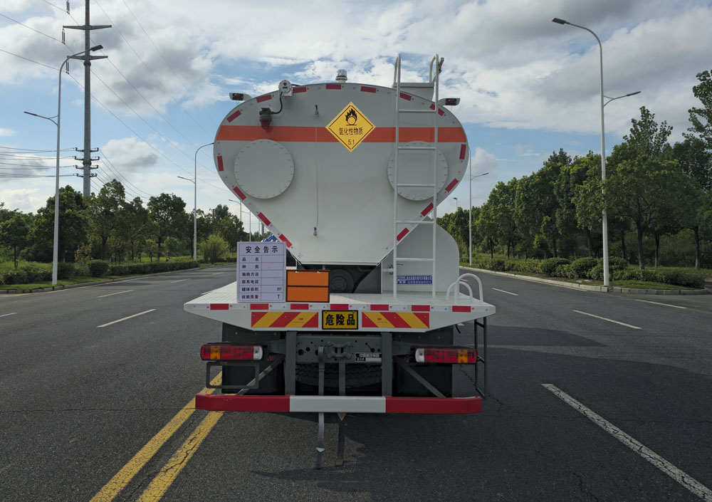 現(xiàn)場混裝銨油炸藥車圖片