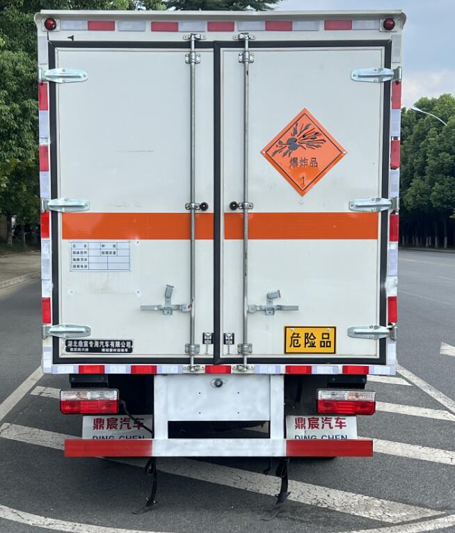 鼎宸騰興牌DCZ5045XQYE6爆破器材運(yùn)輸車公告圖片
