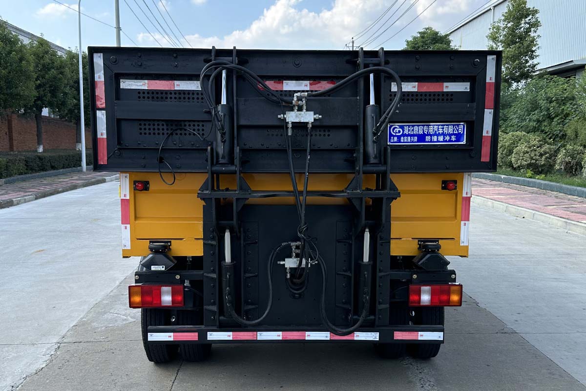 鼎宸騰興牌DCZ5041TFZW6防撞緩沖車(chē)公告圖片