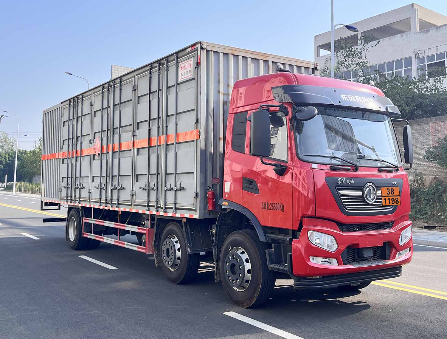 日途牌HTY5260XRYDF6易燃液體廂式運輸車