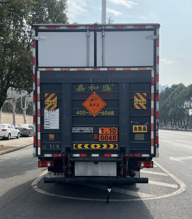 鼎宸騰興牌DCZ5127XQYZ6爆破器材運輸車公告圖片