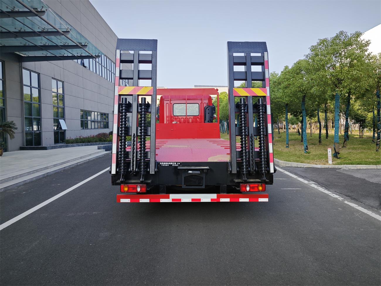 東風(fēng)牌EQ5180TPBGSZ6D1平板運(yùn)輸車公告圖片