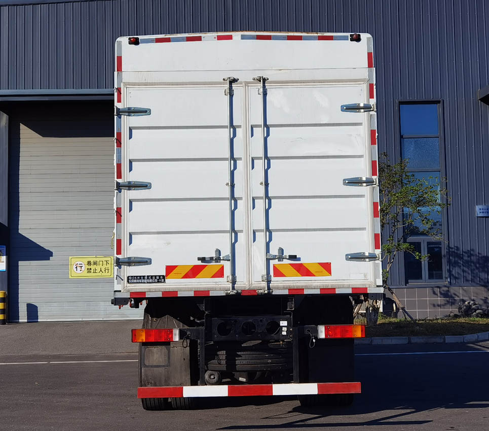 東風(fēng)牌DFV5253CCYGP6DT2倉(cāng)柵式運(yùn)輸車公告圖片