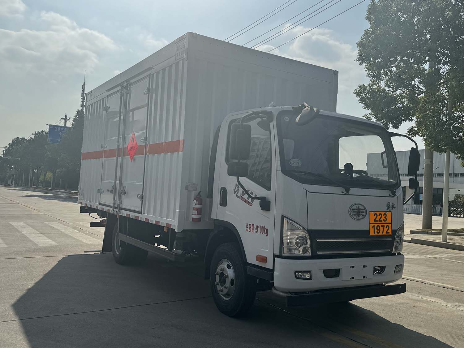 日途牌HTY5091XRQCA6易燃?xì)怏w廂式運(yùn)輸車