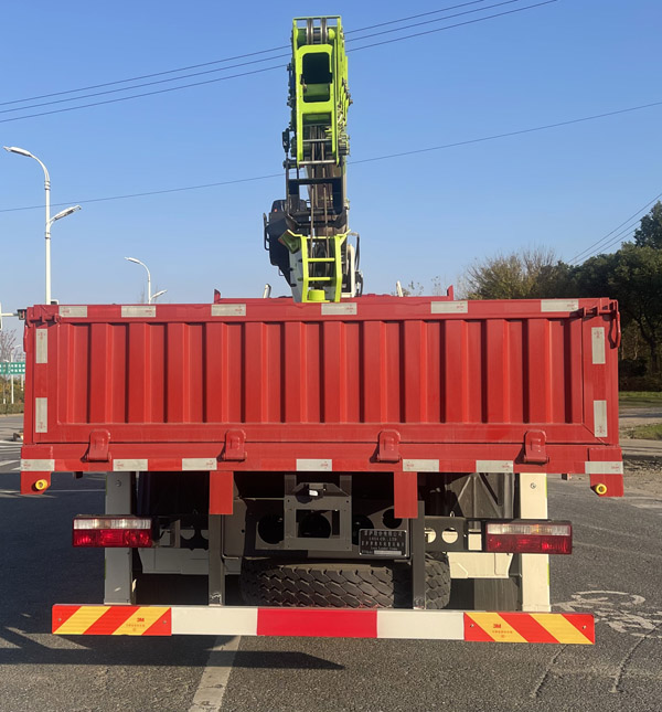 雷薩牌FLX5184JSQ-08隨車(chē)起重運(yùn)輸車(chē)公告圖片