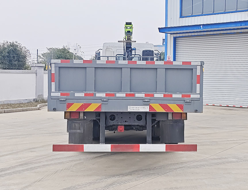 三龍龍江牌CZW5311JSQE6隨車(chē)起重運(yùn)輸車(chē)公告圖片