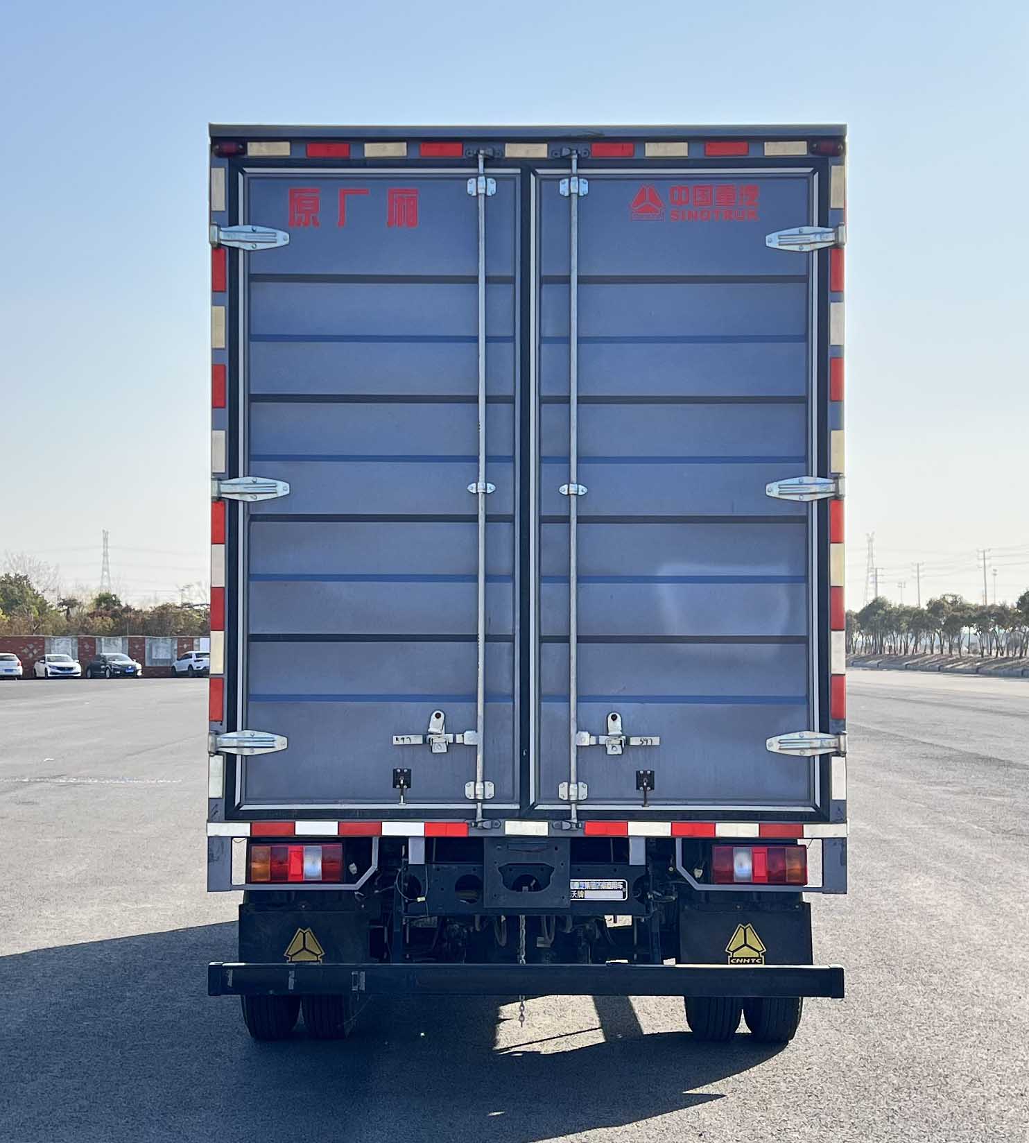 豪沃牌ZZ5047XXYH3215F145廂式運(yùn)輸車公告圖片