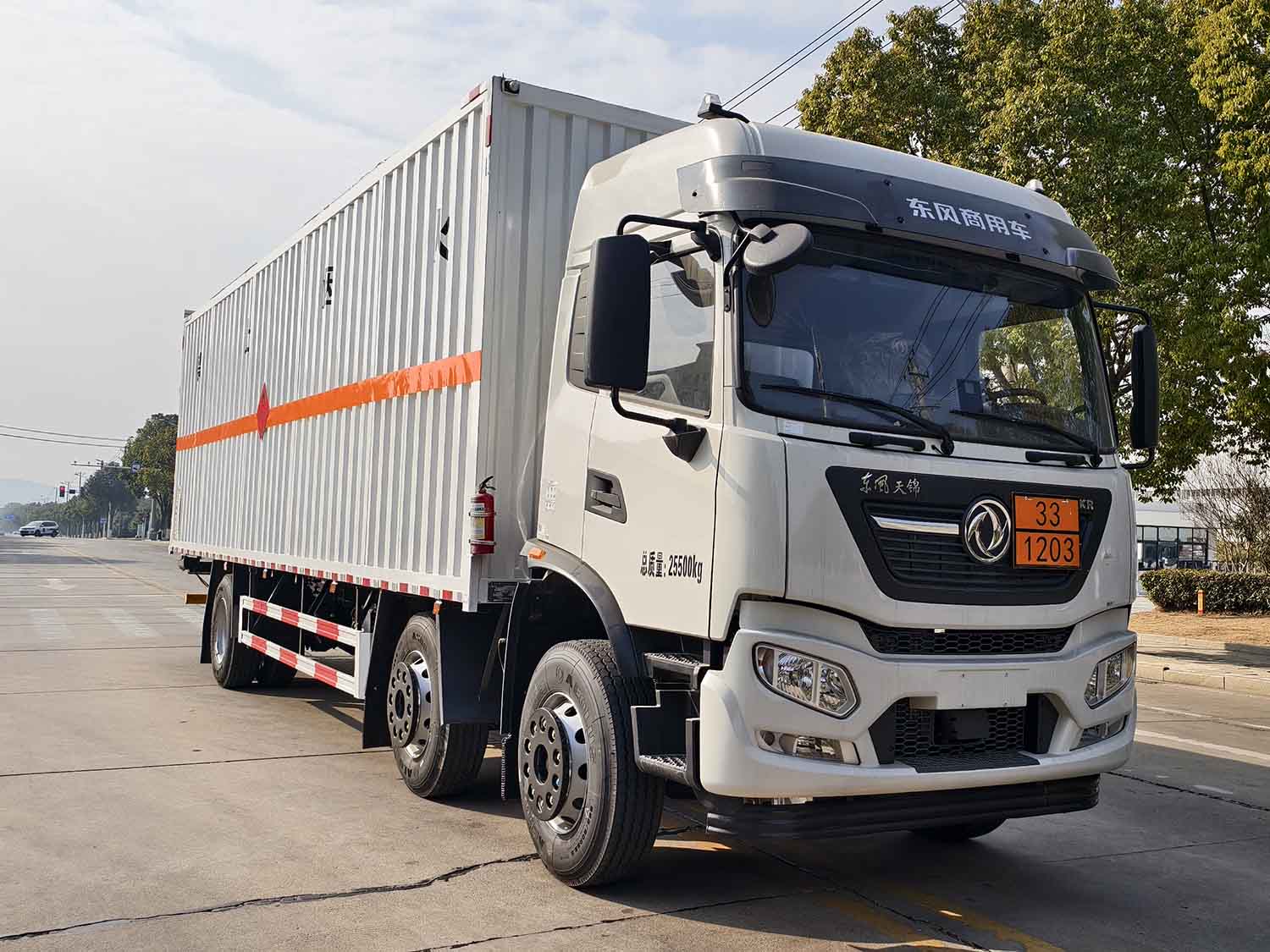 專威牌HTW5260XRYDF6易燃液體廂式運輸車