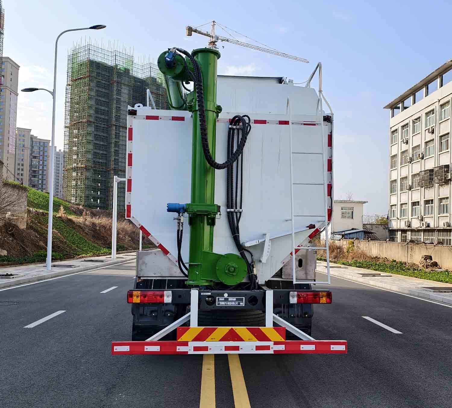 柳馳牌GLC5317ZSLLZ6散裝飼料運(yùn)輸車公告圖片