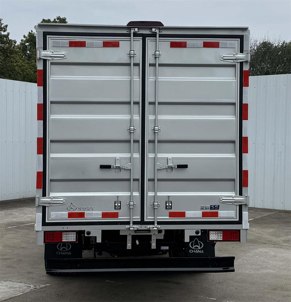 長安牌CKS5032XXYX9RD01BEV純電動廂式貨車公告圖片