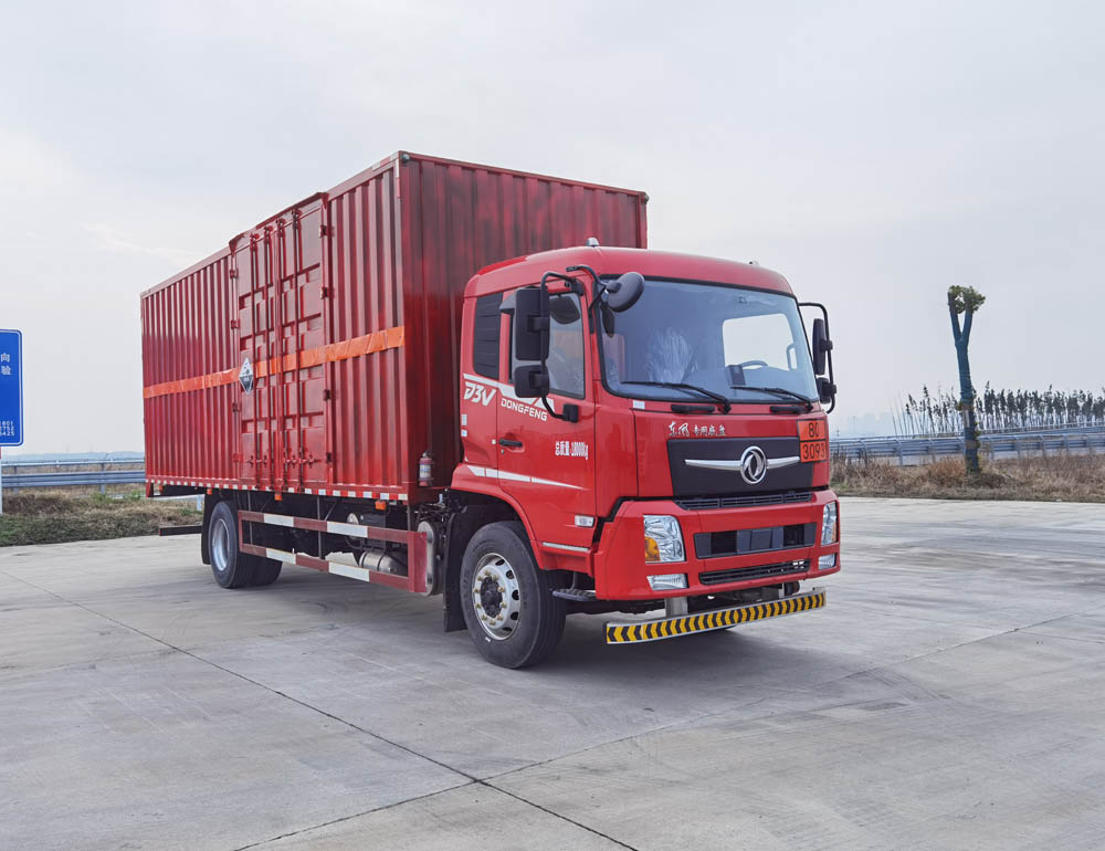 東駒牌LDW5183XFW6D腐蝕性物品廂式運(yùn)輸車