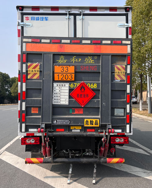 專(zhuān)威牌HTW5043XRYBJ6易燃液體廂式運(yùn)輸車(chē)公告圖片